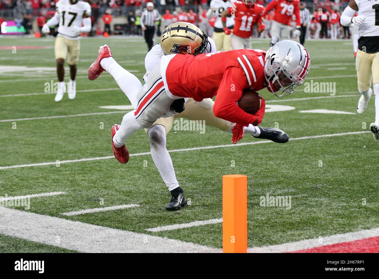 Columbus, Stati Uniti. 13 Nov 2021. Ohio state Buckeyes Garrett Wilson (5) si tuffa oltre Purdue Boilermakers Cam Allen(10) per un primo tempo di touchdown a Columbus, Ohio il Sabato 13 novembre 2021. Foto di Aaron Josefczyk/UPI Credit: UPI/Alamy Live News Foto Stock