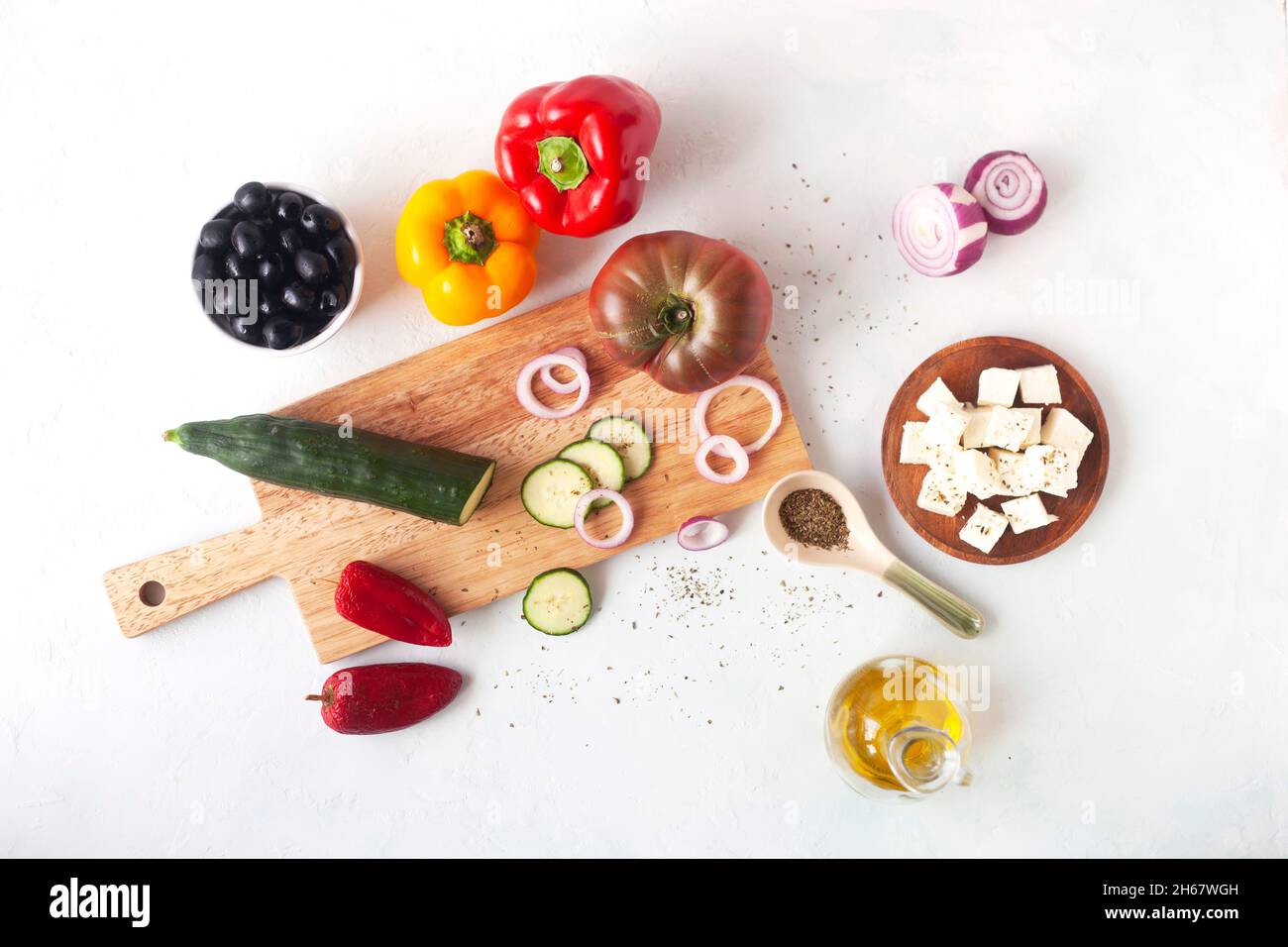insalata greca ingredienti su sfondo bianco, ricetta originale, vista dall'alto Foto Stock