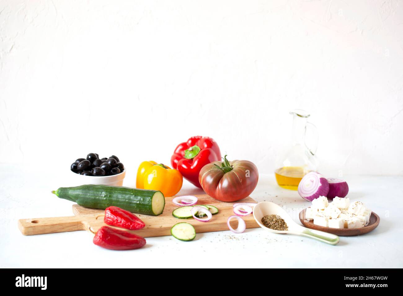 insalata greca ingredienti su sfondo bianco, ricetta originale, copyspace Foto Stock