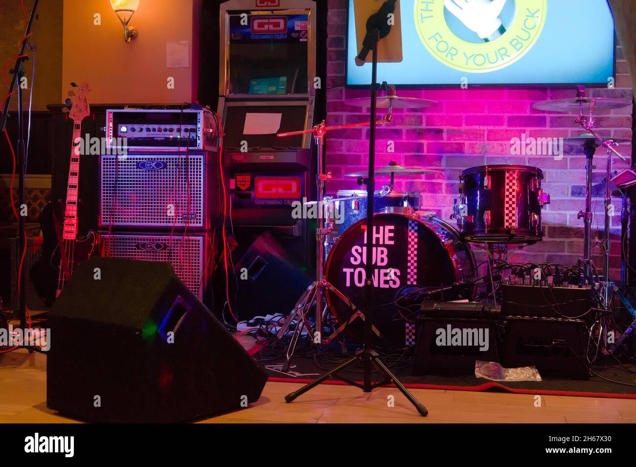 Drumkit, amp e altri attrezzi sul palco presso l'Anchor Inn pub appartenente alla Sub Tomes (band) Foto Stock