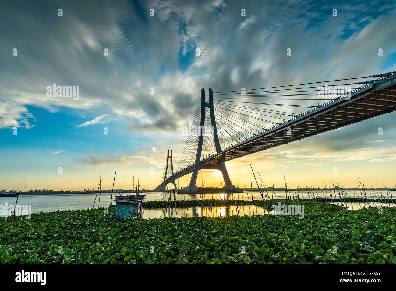 Tramonto al ponte VAM Cong sul fiume Mekong Foto Stock