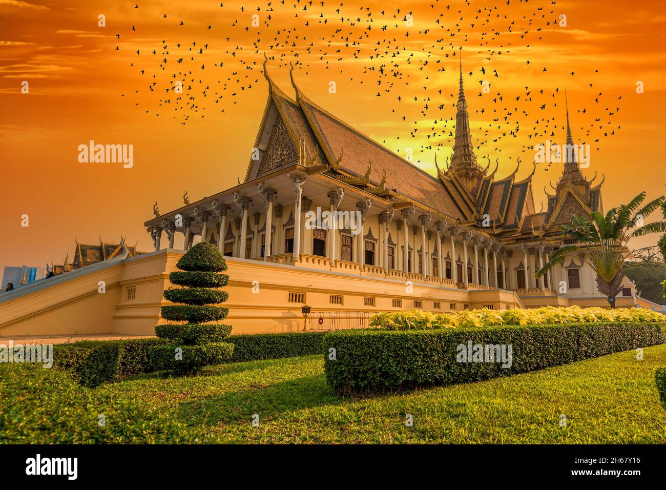 Phnom Penh, Cambogia - Feb, 12, 2018. Tramonto nel Palazzo reale, a Phnom Penh, Cambogia. E' un complesso di edifici che serve come i resi reali Foto Stock