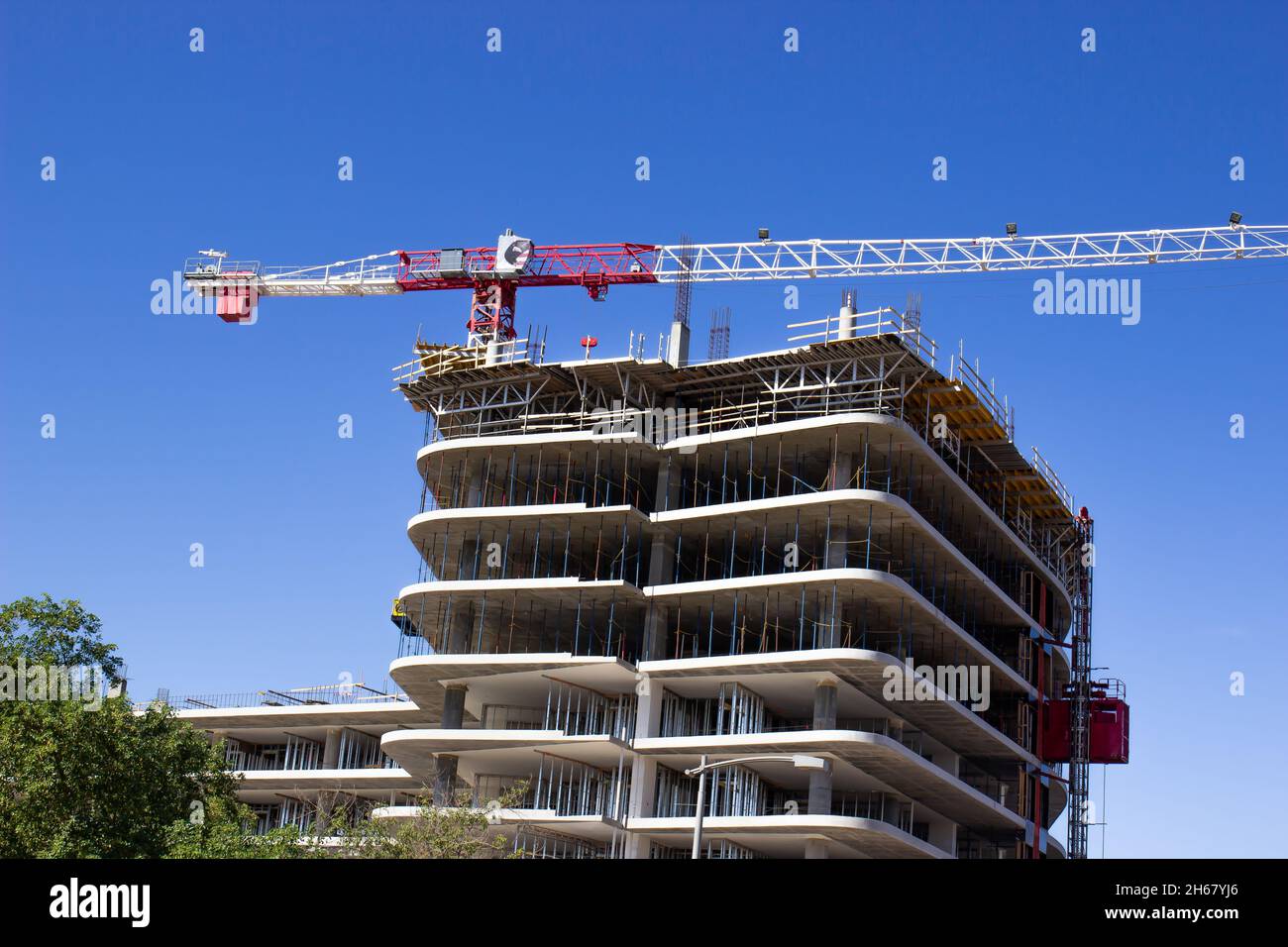 Grande gru in cima al nuovo edificio in costruzione Foto Stock