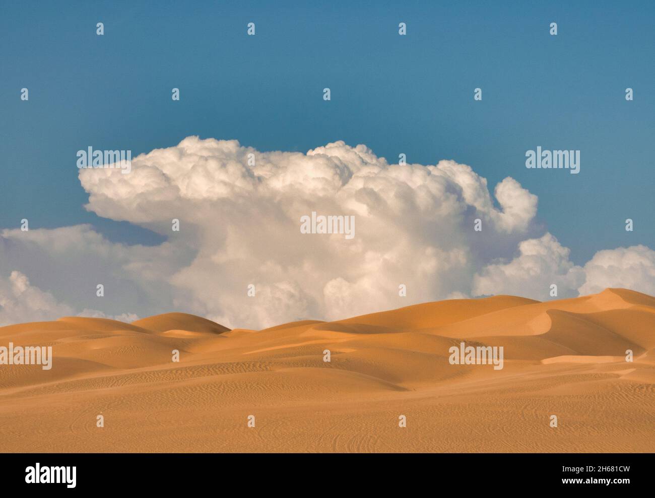 Dune di sabbia imperiali vicino a Yuma, Arizona. Antenna con cielo blu e nuvole bianche Foto Stock