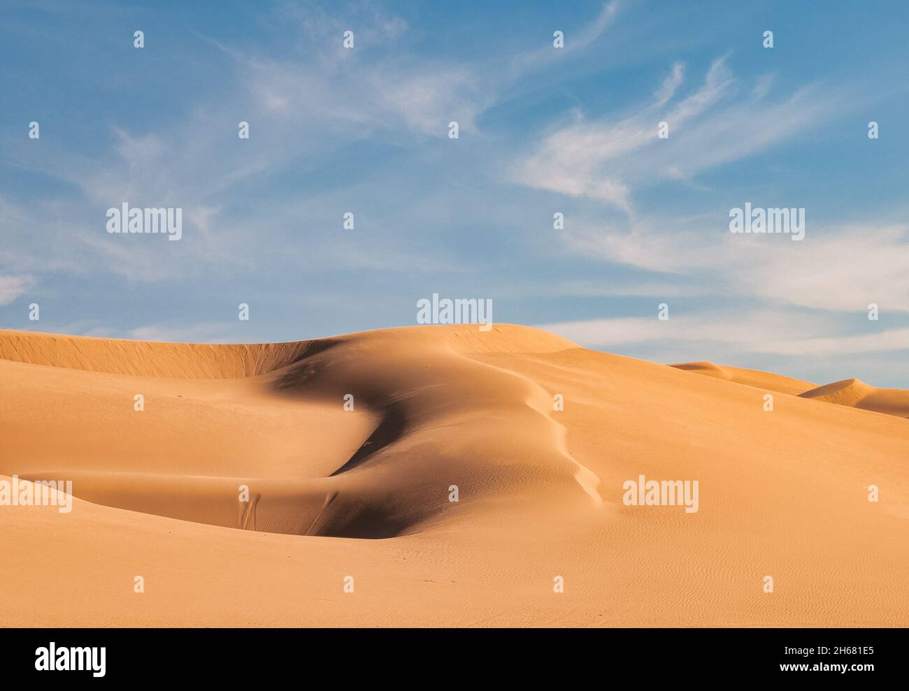 Dune di sabbia imperiali vicino a Yuma, Arizona. Antenna con cielo blu e nuvole bianche Foto Stock