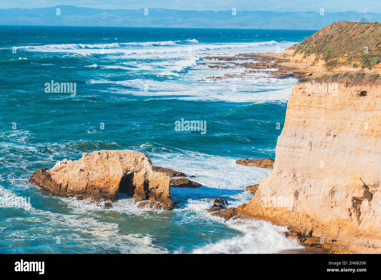 Scogliere rocciose e oceano Pacifico, vista mozzafiato dal Montana de Oro Bluff Trail, California Foto Stock