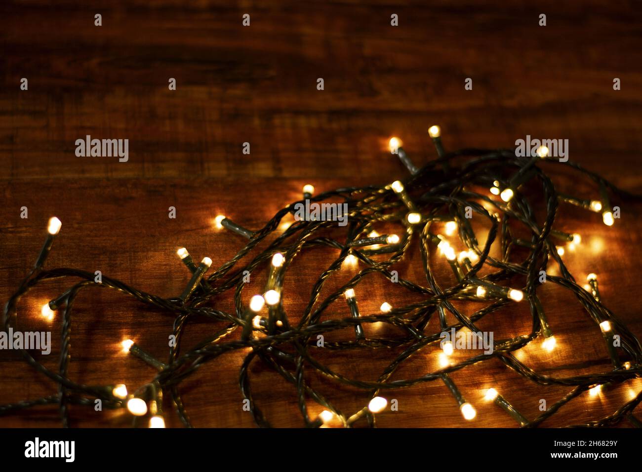 luces navideñas sobre fondo de madera Foto Stock