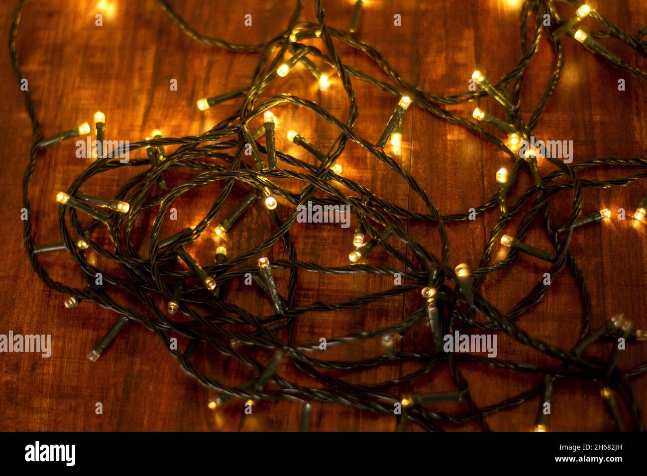 luces navideñas sobre fondo de madera Foto Stock