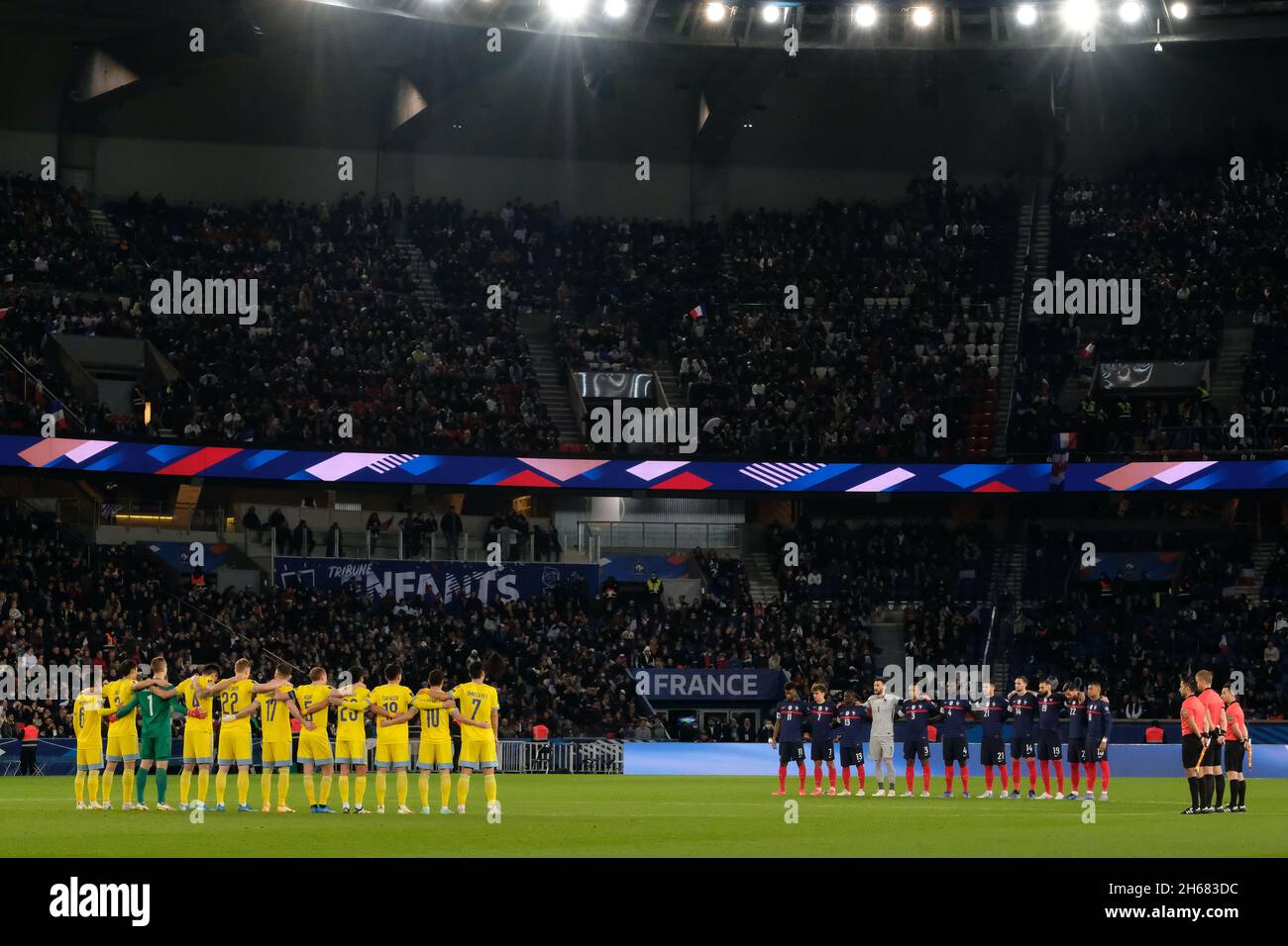 Parigi, Francia. 14 novembre 2021. Minuto di silenzio in omaggio alle vittime degli attacchi di Parigi il 13 novembre 2015 prima della partita di qualificazione della Coppa del mondo FIFA 2022 tra Francia e Kazakistan a Stade de France.France ha vinto 8:0 (Credit Image: © Pierre Stevenin/ZUMA Press Wire) Foto Stock