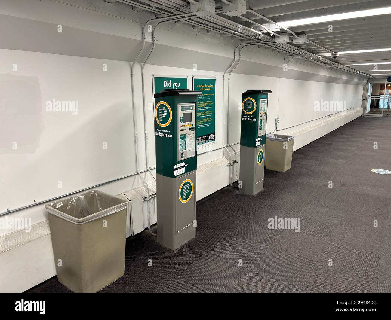Calgary, Alberta, Canada - 13 novembre 2021:Parcheggio automatico. Parcheggio nel centro di Calgary. Foto Stock