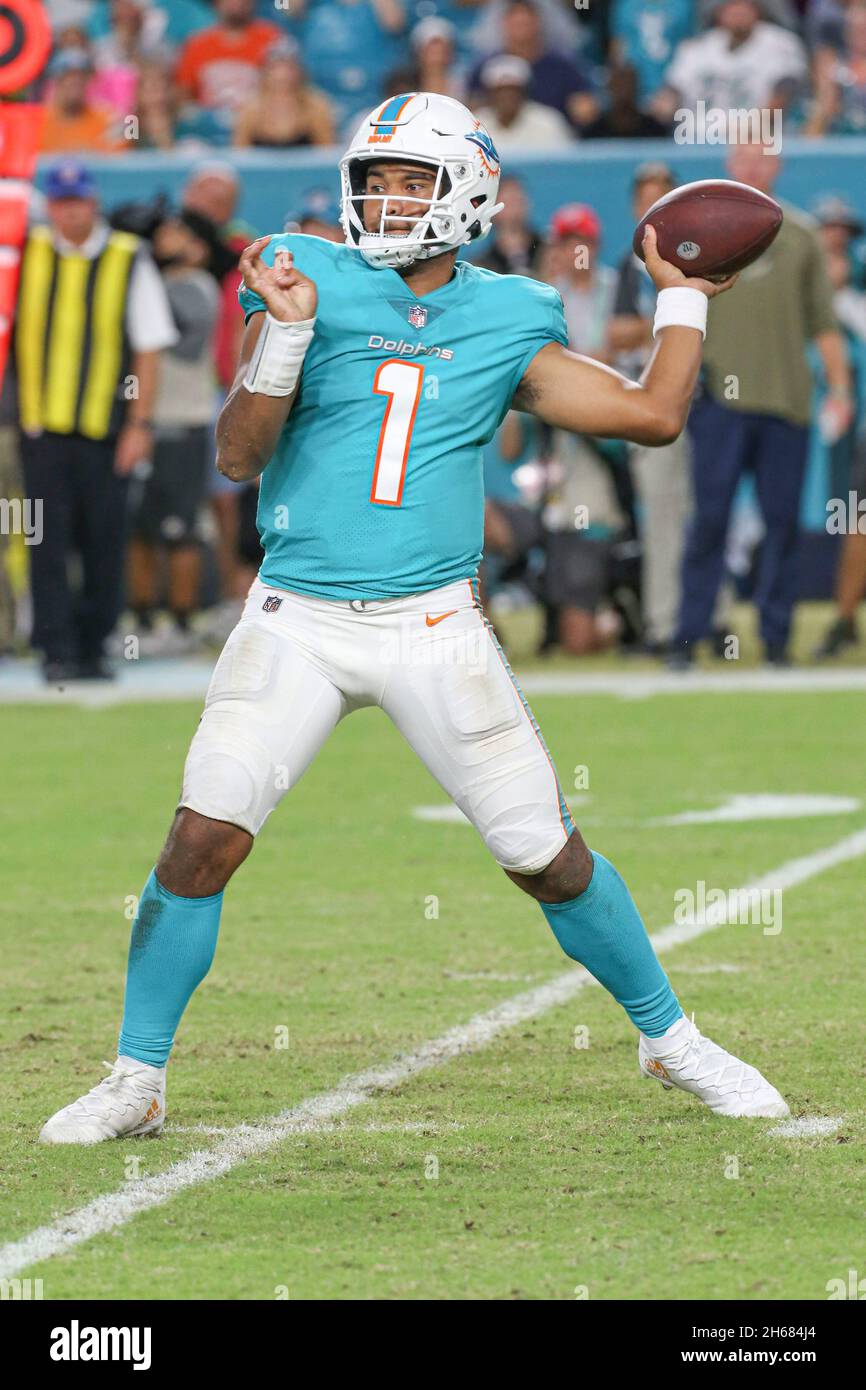 Giovedì 11 novembre 2021; Miami Gardens, Florida USA; Miami Dolphins quarterback Tu Tagovailoa (1) passa la palla durante una partita NFL contro il Balt Foto Stock