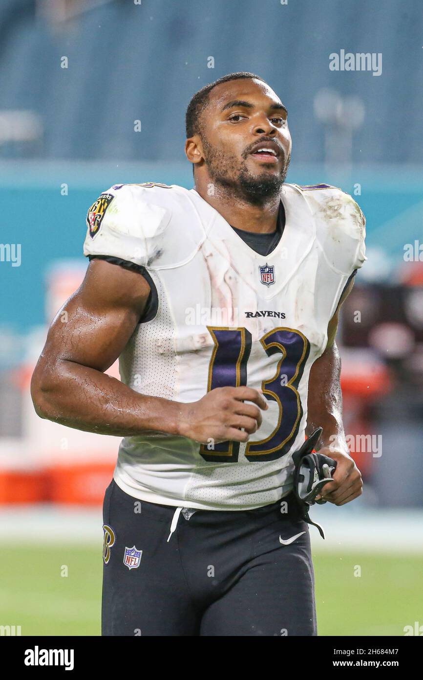 Giovedì 11 novembre 2021; Miami Gardens, Florida USA; Baltimore Ravens Wide Receiver Devin Duvernay (13) corre fuori campo dopo una partita NFL contro t Foto Stock