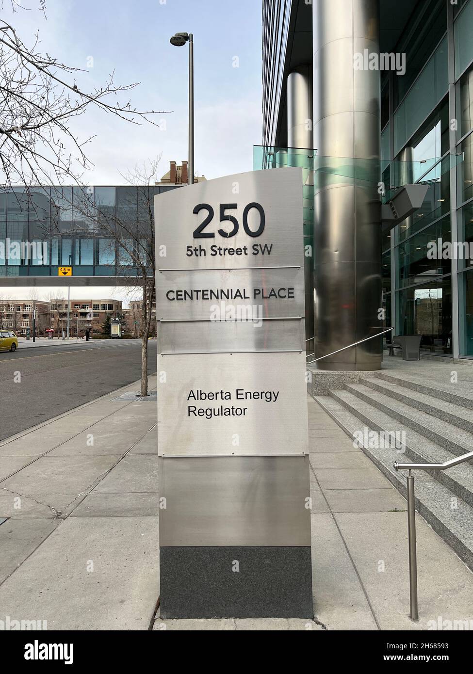 Calgary, Alberta, Canada - 13 novembre 2021:Sign for Centennial Place in Calgary Downtown. Regolatore di energia Alberta Foto Stock