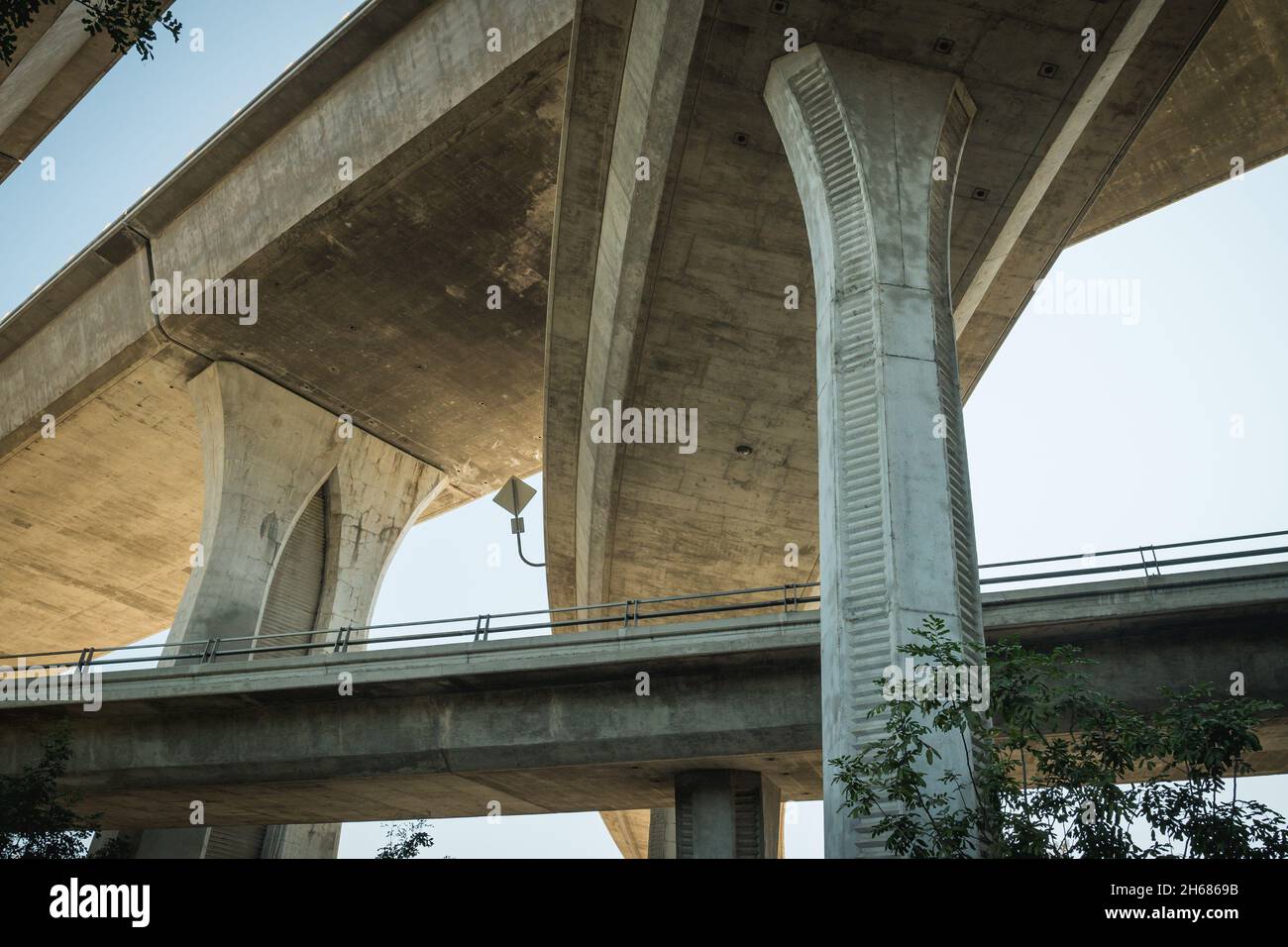 Piloni di cemento sotto il ponte della superstrada di San Diego. Foto Stock