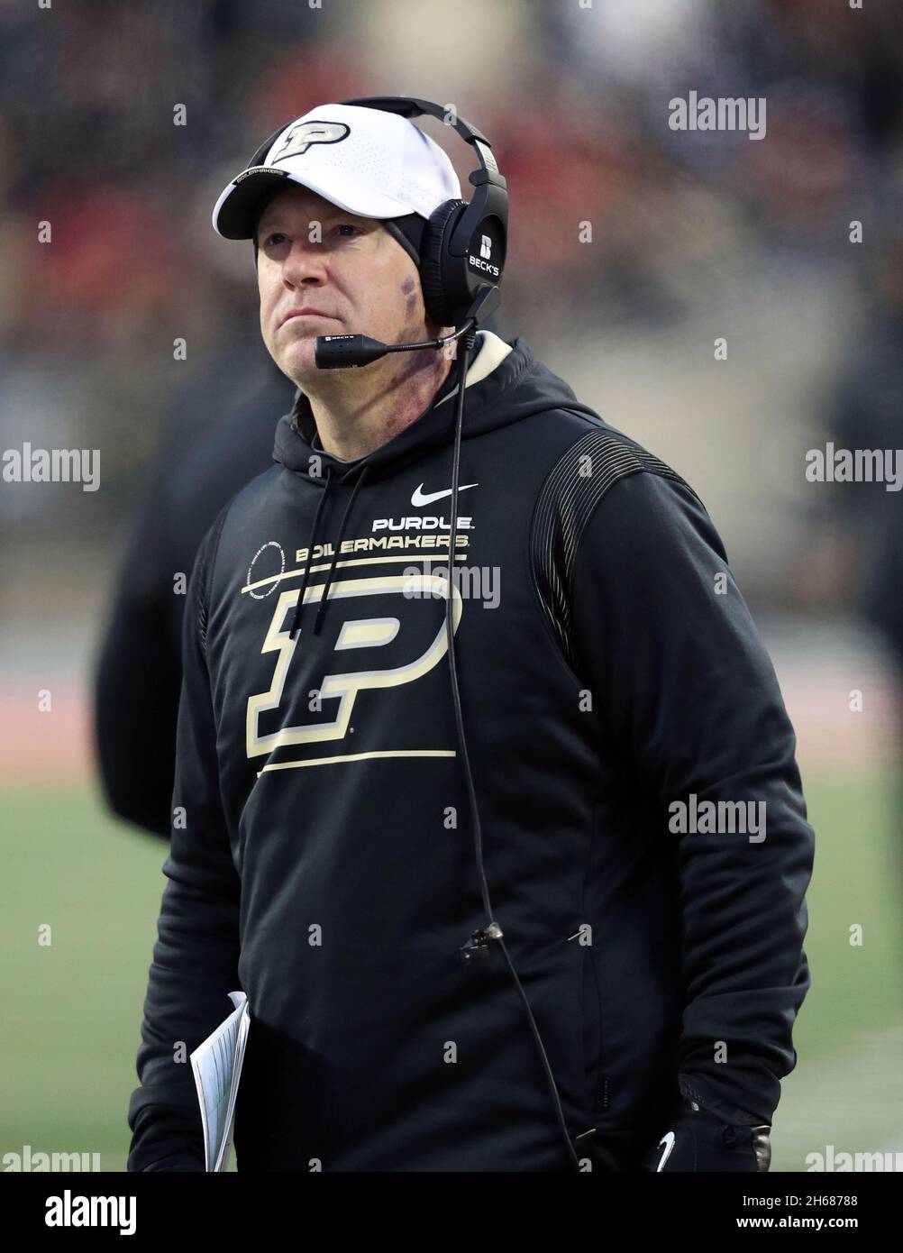 Columbus, Stati Uniti. 13 Nov 2021. Il capo allenatore di Purdue Boilermakers Jeff Brohm, guarda da un lato contro gli Ohio state Buckeyes a Columbus, Ohio, sabato 13 novembre 2021. Foto di Aaron Josefczyk/UPI Credit: UPI/Alamy Live News Foto Stock