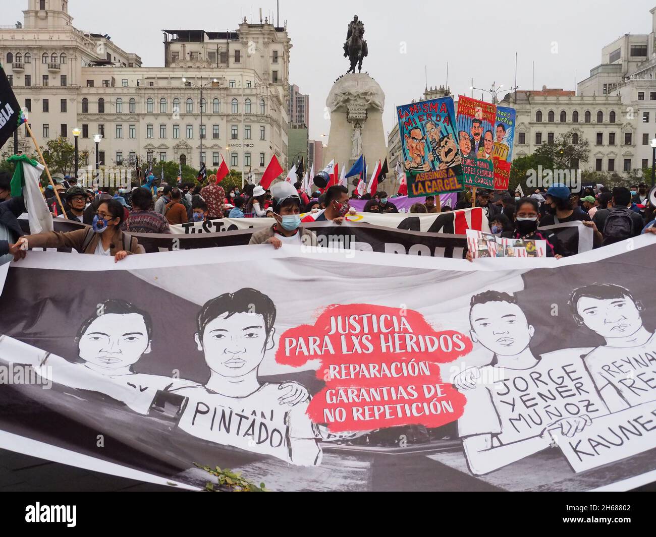 Centinaia di manifestanti sono scesi per le strade di Lima nell'ambito delle attività commemorative di un anno dalla morte di Inti Sotelo e Bryan Pintado, due giovani attivisti peruviani uccisi nelle proteste del 14 novembre 2020, Che ha costretto l'allora presidente del Perù, Manuel Merino, a dimettersi appena 5 giorni dopo il suo insediamento. Merino è stato nominato presidente dal congresso dopo la rimozione di Martin Vizcarra, che a sua volta sostituiva Pedro Pablo Kuczynski, anch'esso respinto dal congresso. Foto Stock