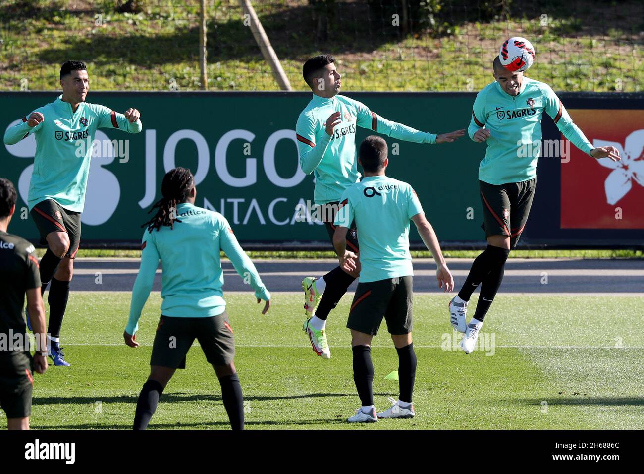 Oeiras. 13 Nov 2021. Cristiano Ronaldo (1° L) e i compagni di squadra del Portogallo partecipano a una sessione di allenamento al campo di allenamento Cidade do Futebol di Oeiras, Portogallo, il 13 novembre 2021, alla vigilia della loro partita di calcio di qualificazione per la Coppa del mondo FIFA Qatar 2022 contro la Serbia. Credit: Pedro Fiuza/Xinhua/Alamy Live News Foto Stock