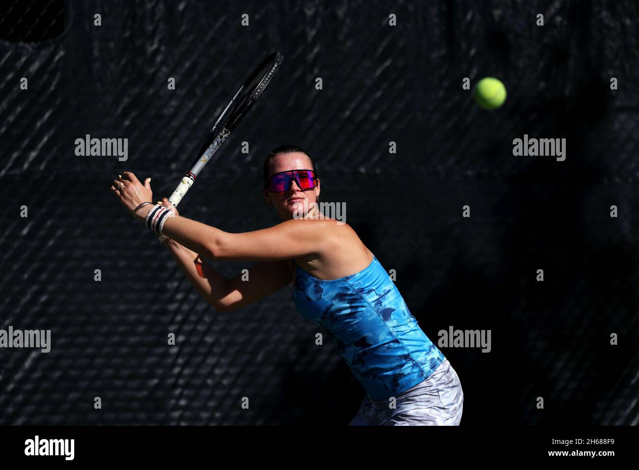 Il professionista di tennis Marina Oetiker, giocando al Downtown Tennis Club, a New York City, 21/2021/10 modello rilasciato Foto Stock