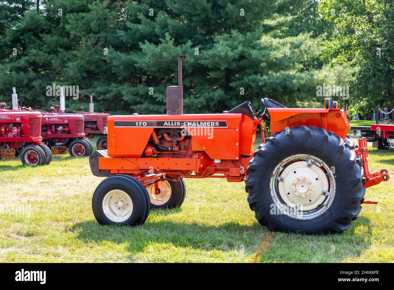 Un trattore agricolo a 170 file Allis Chalmers arancione in mostra ad una mostra di trattori a Warren, Indiana, USA. Foto Stock