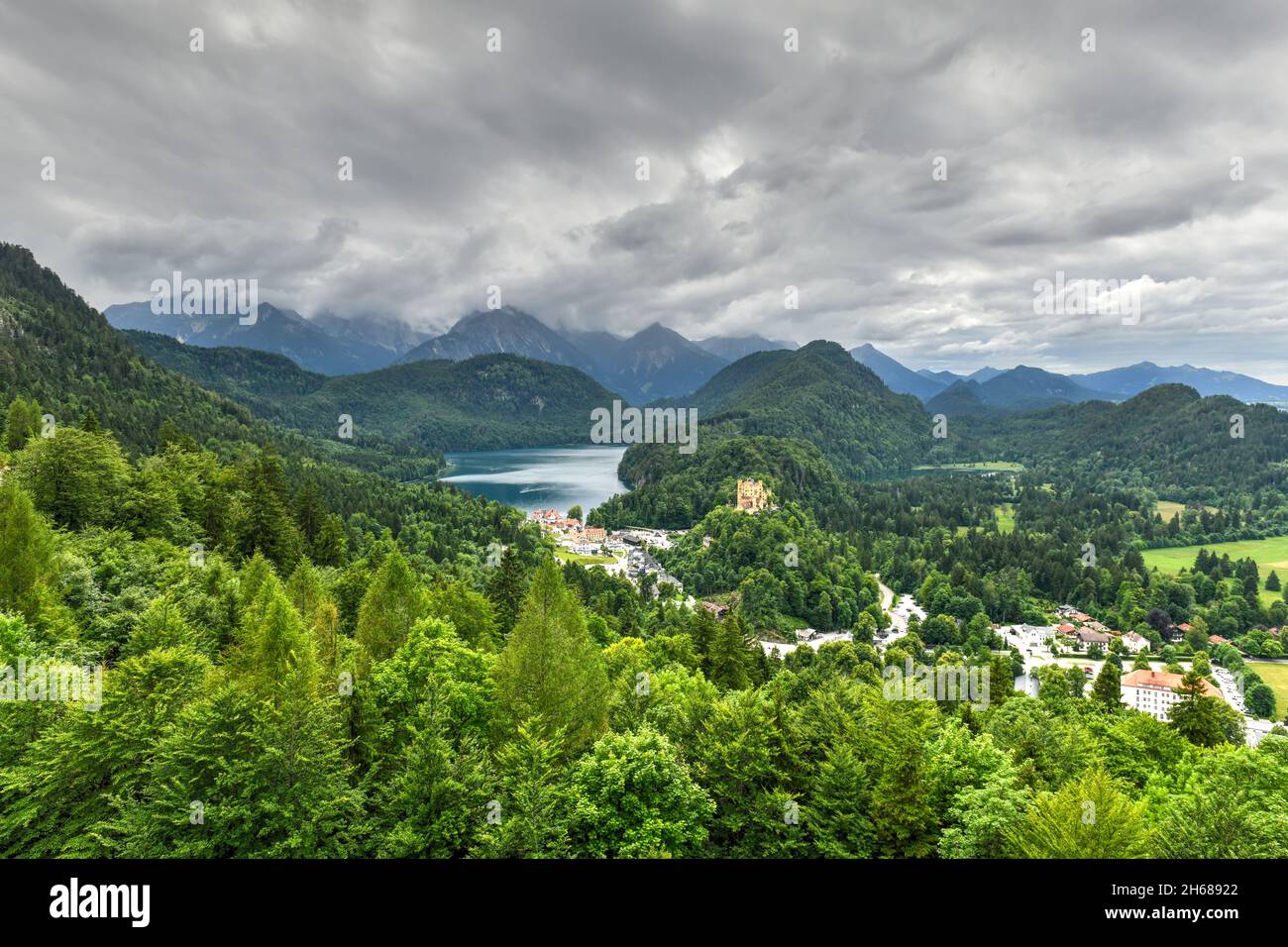 Il castello di Hohenschwangau a Hohenschwangau, Baviera, Germania. Fu la residenza d'infanzia del re Ludovico II di Baviera e fu costruita dal padre Foto Stock