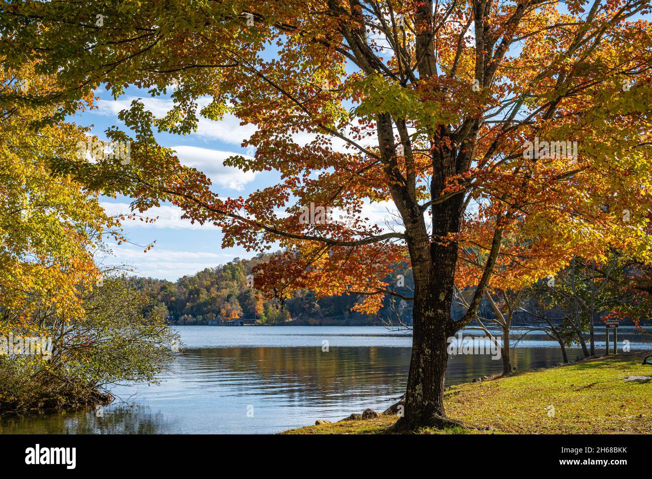 Vista panoramica autunnale del lago Burton dal Moccasin Creek state Park nelle Blue Ridge Mountains vicino a Clarkesville, Georgia. (USA) Foto Stock