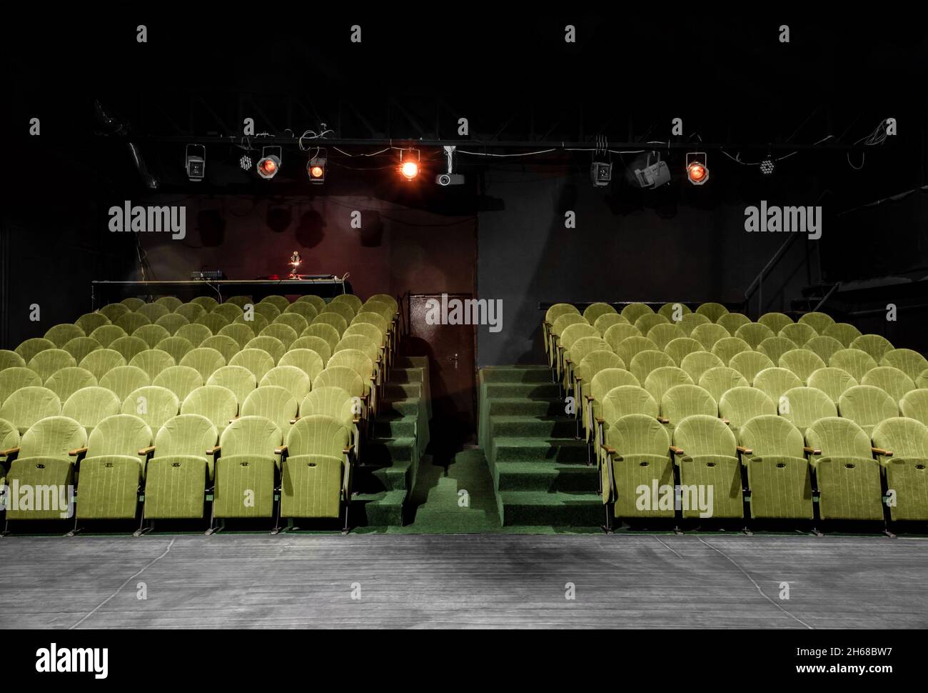 mage di un piccolo auditorium con poltrone verdi Foto Stock