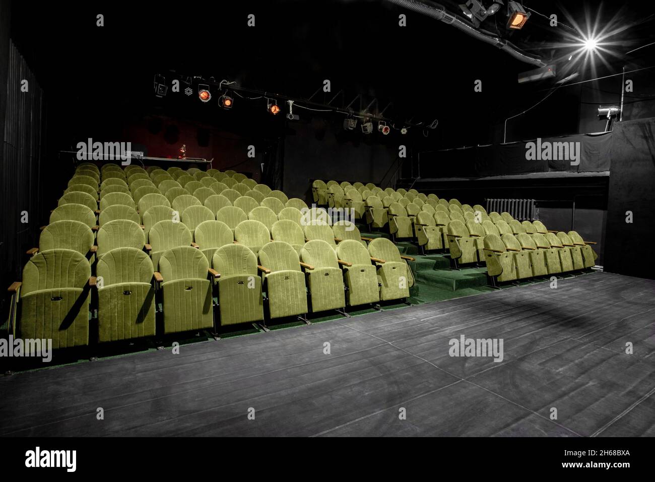 mage di un piccolo auditorium con poltrone verdi Foto Stock