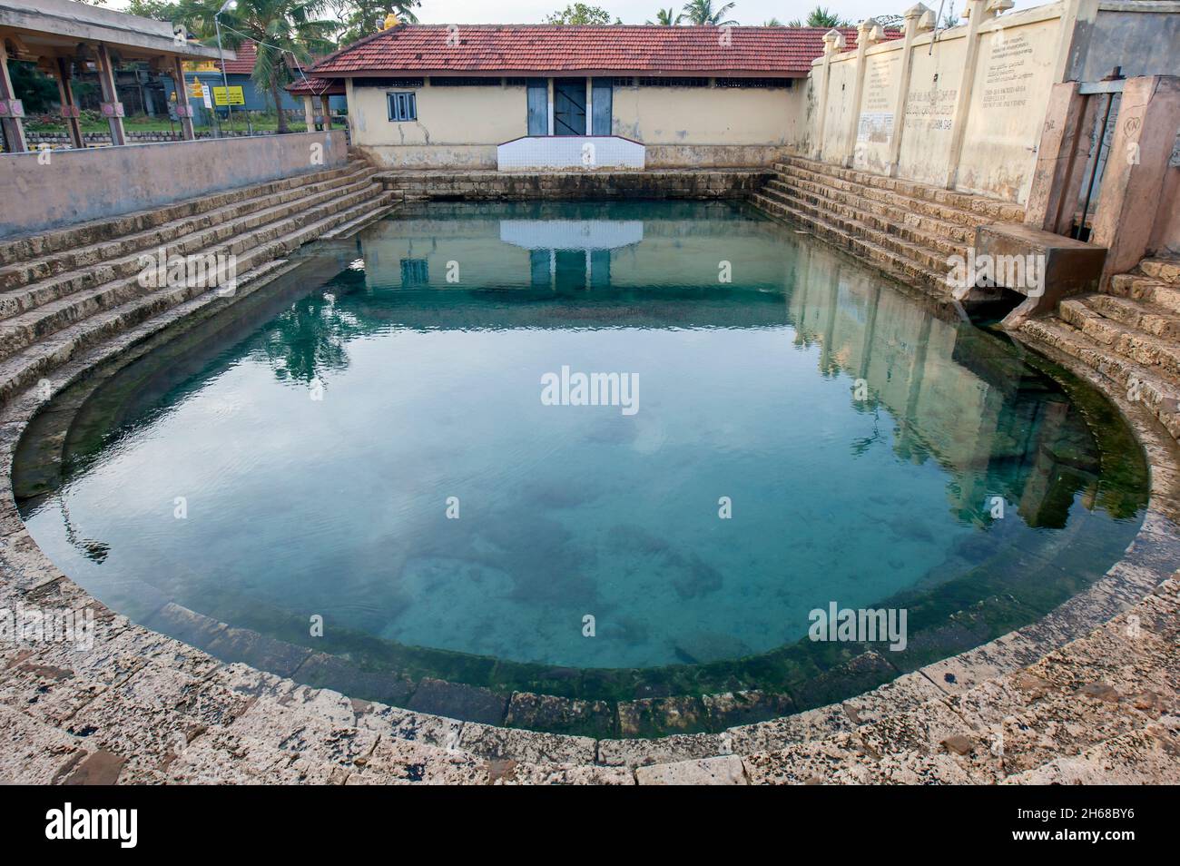 Le acque tranquille di Vali North Pradeshiya Sabha (Keerimalai Sacred Bath) nella regione di Jaffna nel nord dello Sri Lanka. Foto Stock