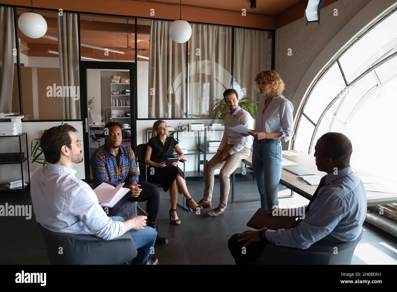Una giovane e qualificata dirigente femminile che tiene un incontro con i colleghi. Foto Stock
