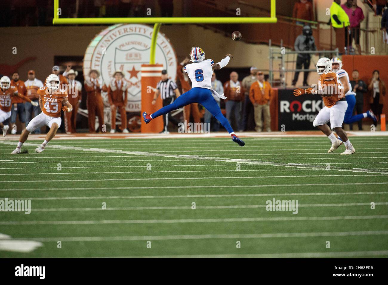 13 novembre 2021: University of Kansas Quarterback Jalon Daniels #06 in azione durante la partita di football NCAA tra Texas Longhorns al Darrell K. Royal Texas Memorial Stadium di Austin, Texas. Mario Cantu/CSM Foto Stock