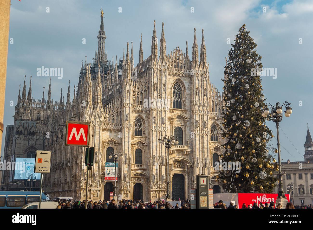 Albero di Natale di fronte al Duomo di Milano, piazza del Duomo in una giornata di sole Foto Stock