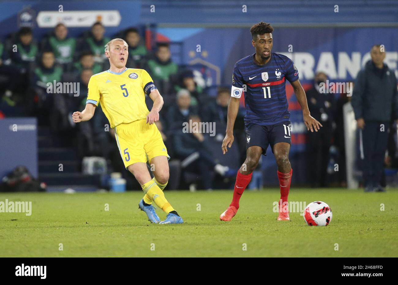 Islabbek Kuat del Kazakhstan, Kingsley Coman di Francia durante la Coppa del mondo FIFA 2022, Qualifiers Group D partita di calcio tra Francia e Kazakhstan il 13 novembre 2021 a Parc des Princes, Parigi, Francia - Foto: Jean Catuffe/DPPI/LiveMedia Foto Stock