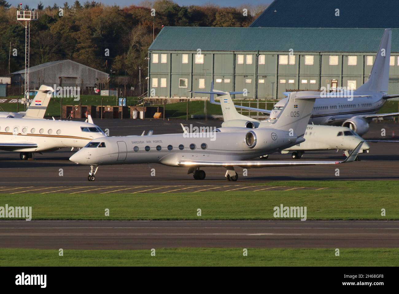 102005, un Gulfstream Aerospace Tp102D gestito dall'aeronautica militare svedese in un ruolo di trasporto VIP, con partenza dall'aeroporto internazionale di Prestwick in Ayrshire, Scozia. L'aereo era in Scozia per portare i delegati svedesi alla conferenza COP26 sul cambiamento climatico che si tenne nella vicina Glasgow. Foto Stock