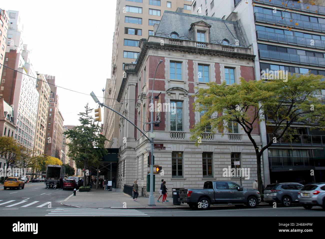 New York, Stati Uniti. 13 Nov 2021. Una vista della Neue Galerie (M). Tra il Metropolitan e il Guggenheim Museum, nel mezzo del Museum Mile di New York, c'è anche un avamposto tedesco. La Neue Galerie è dedicata all'arte dei paesi di lingua tedesca - ed è da 20 anni. Credit: dpa/dpa/Alamy Live News Foto Stock