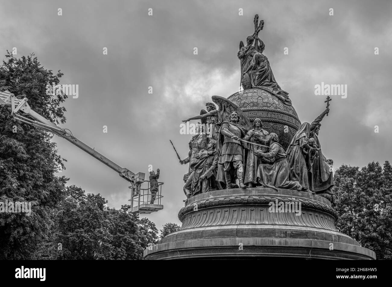 Monumento del Millennio della Russia tra gli alberi. Processo di ristrutturazione. Veliky Novgorod, Russia. Bianco e nero. Foto Stock