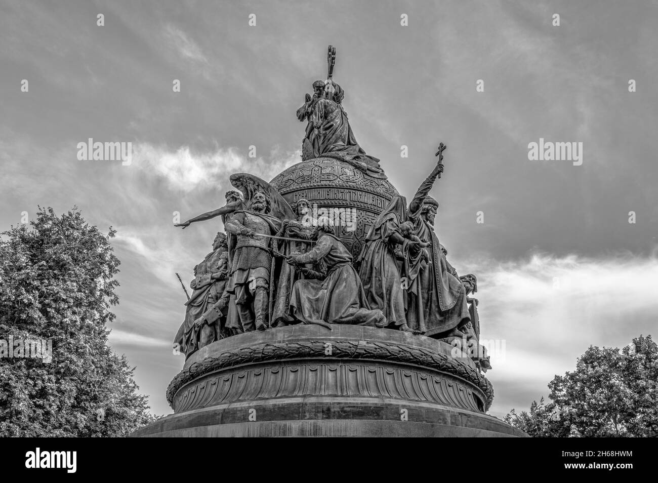 Monumento del Millennio della Russia tra gli alberi. Veliky Novgorod, Russia. Bianco e nero. Foto Stock