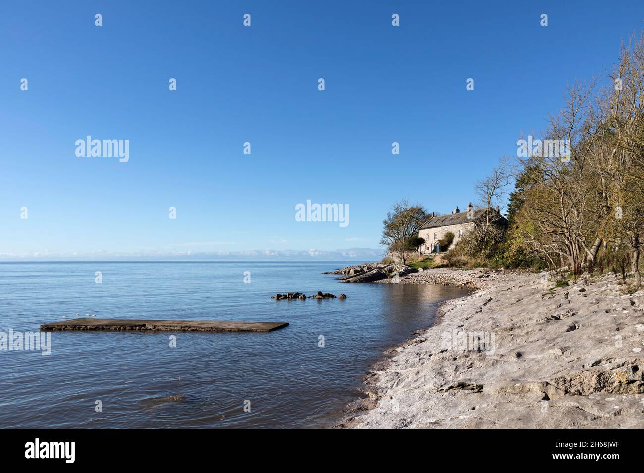 Brown's Houses at Jenny Brown's Point at High Tide, Morecambe Bay Silverdale, Lancashire, Inghilterra Regno Unito Foto Stock