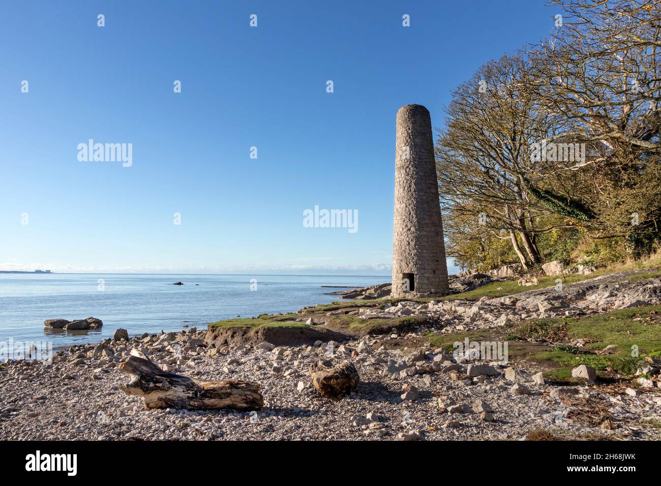 Rame Smelding Mill Chimney a Jenny Brown's Point, Morecambe Bay Silverdale, Lancashire, Inghilterra, Regno Unito Foto Stock
