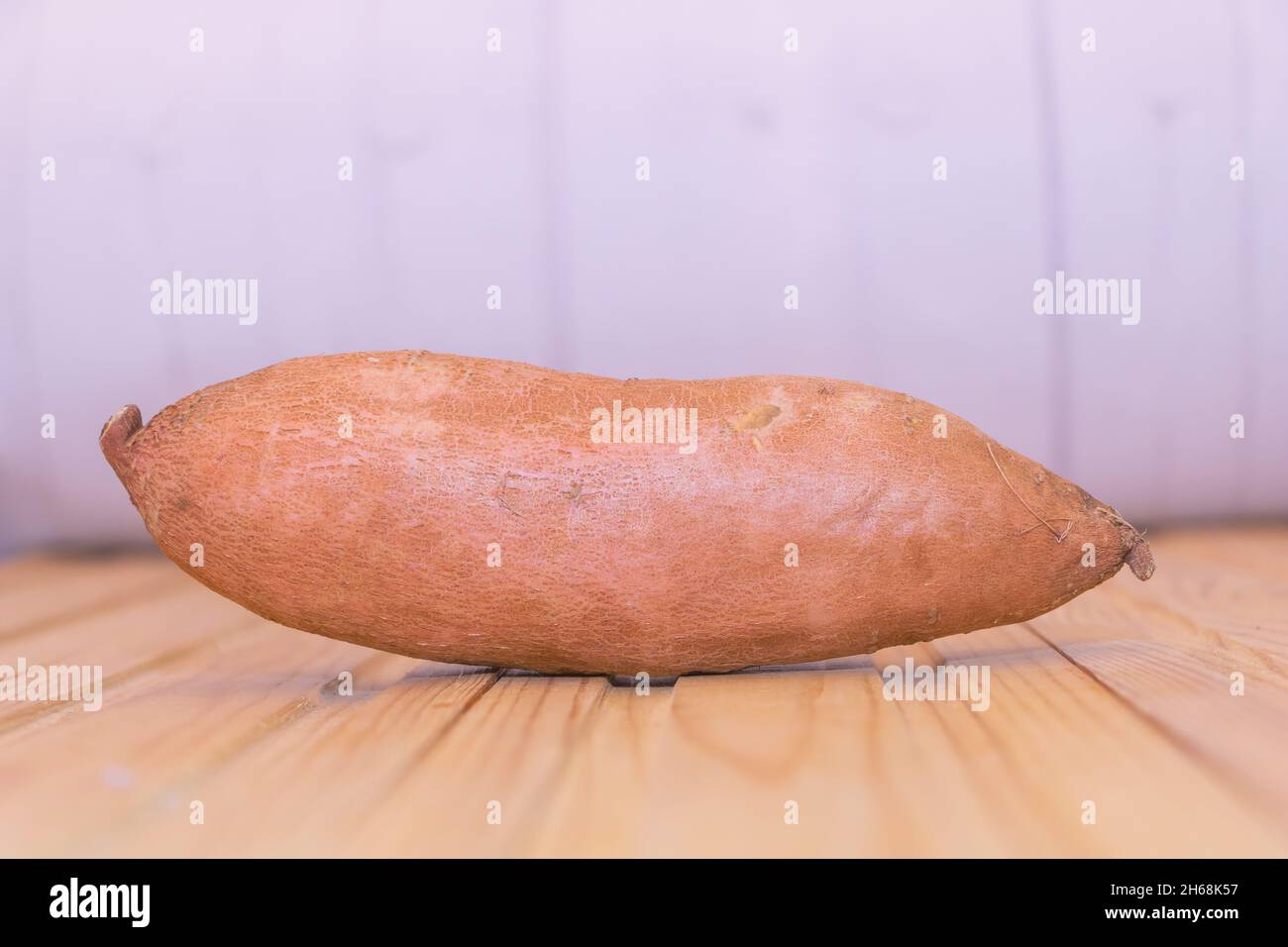 Primo piano di una patata dolce fresca - vantaggi del concetto di patate dolci Foto Stock