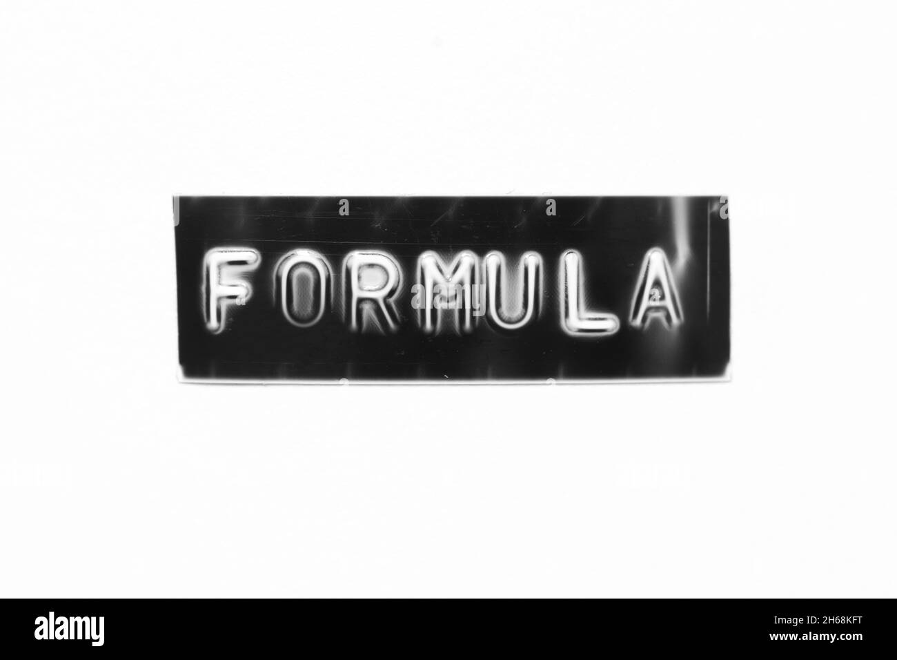 Banner di colore nero con lettera in rilievo con formula di parola su sfondo bianco Foto Stock