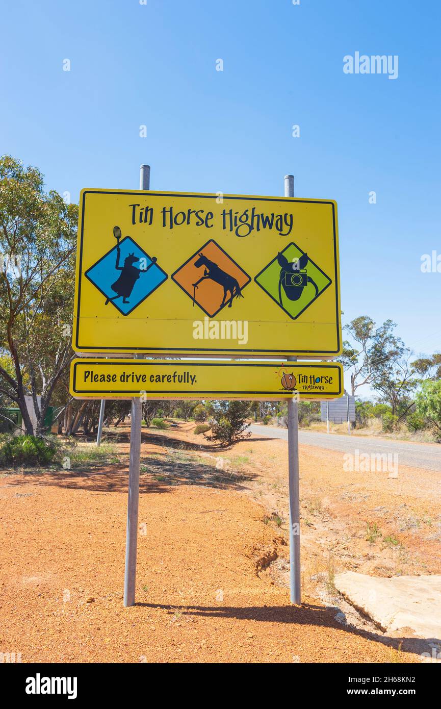 La Tin Horse Highway è un divertente tratto di strada di 15 km che si dirige ad est dalla città di Kulin, il Wheatbelt, Australia Occidentale, WA, Australia Foto Stock