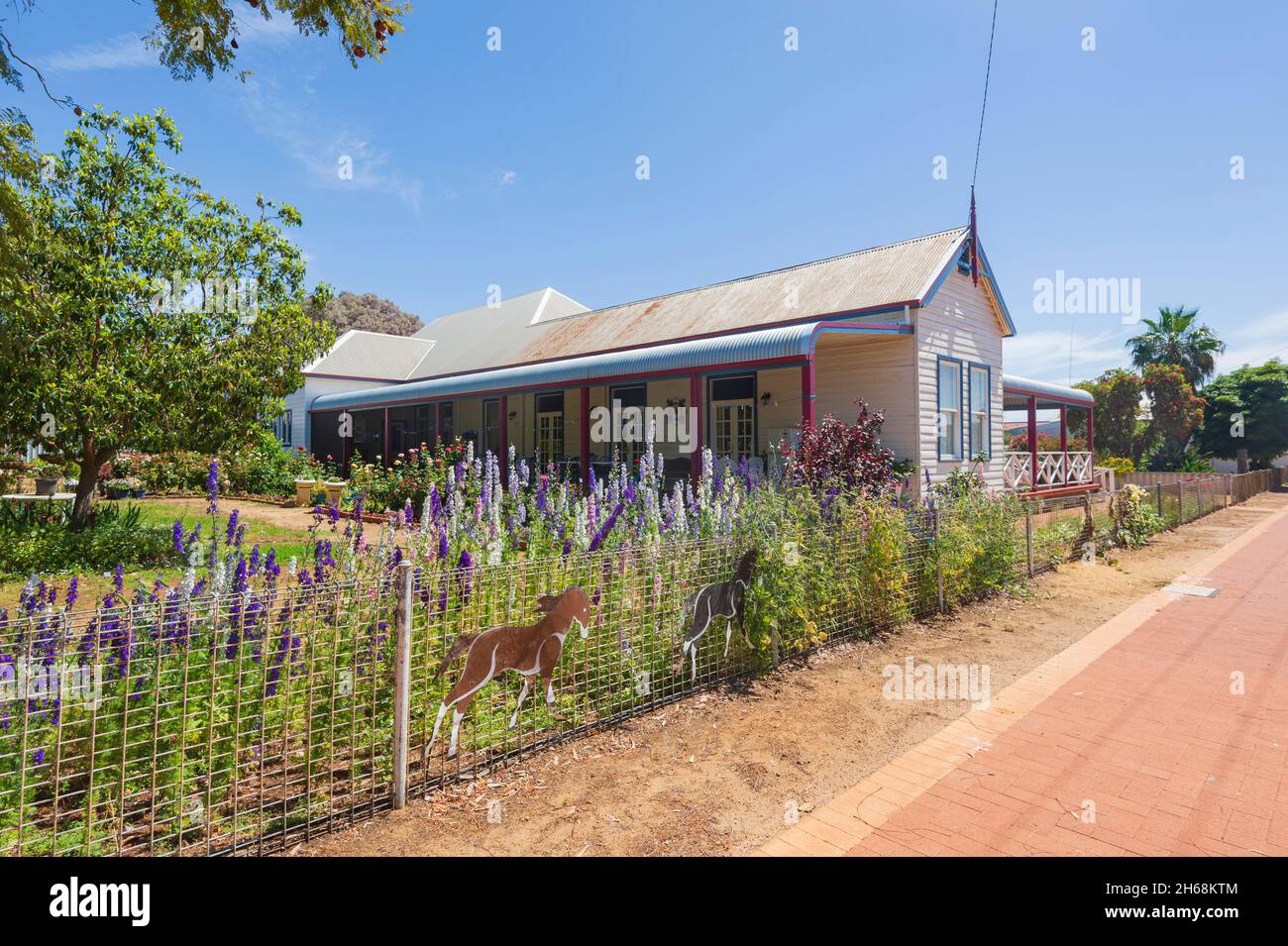 Romantico cottage in legno vecchio con fiori nel giardino di fronte, Kulin, Australia occidentale, WA, Australia Foto Stock