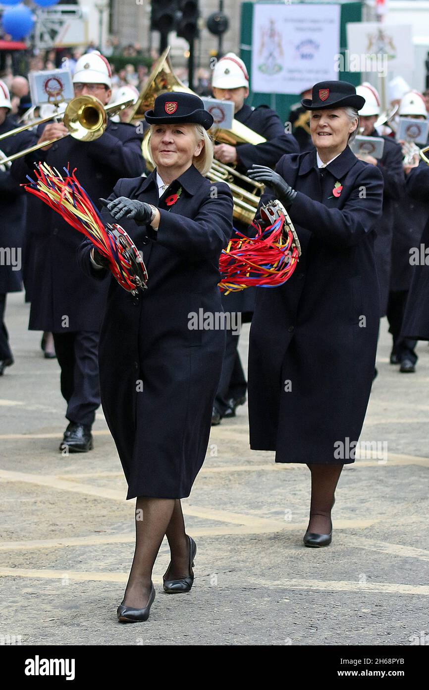 Donne che suonano il tamburello per la banda delle truppe della famiglia dell'Esercito della salvezza al Lord Mayor's Show del 2021 sabato 13 novembre 2021. Foto Stock