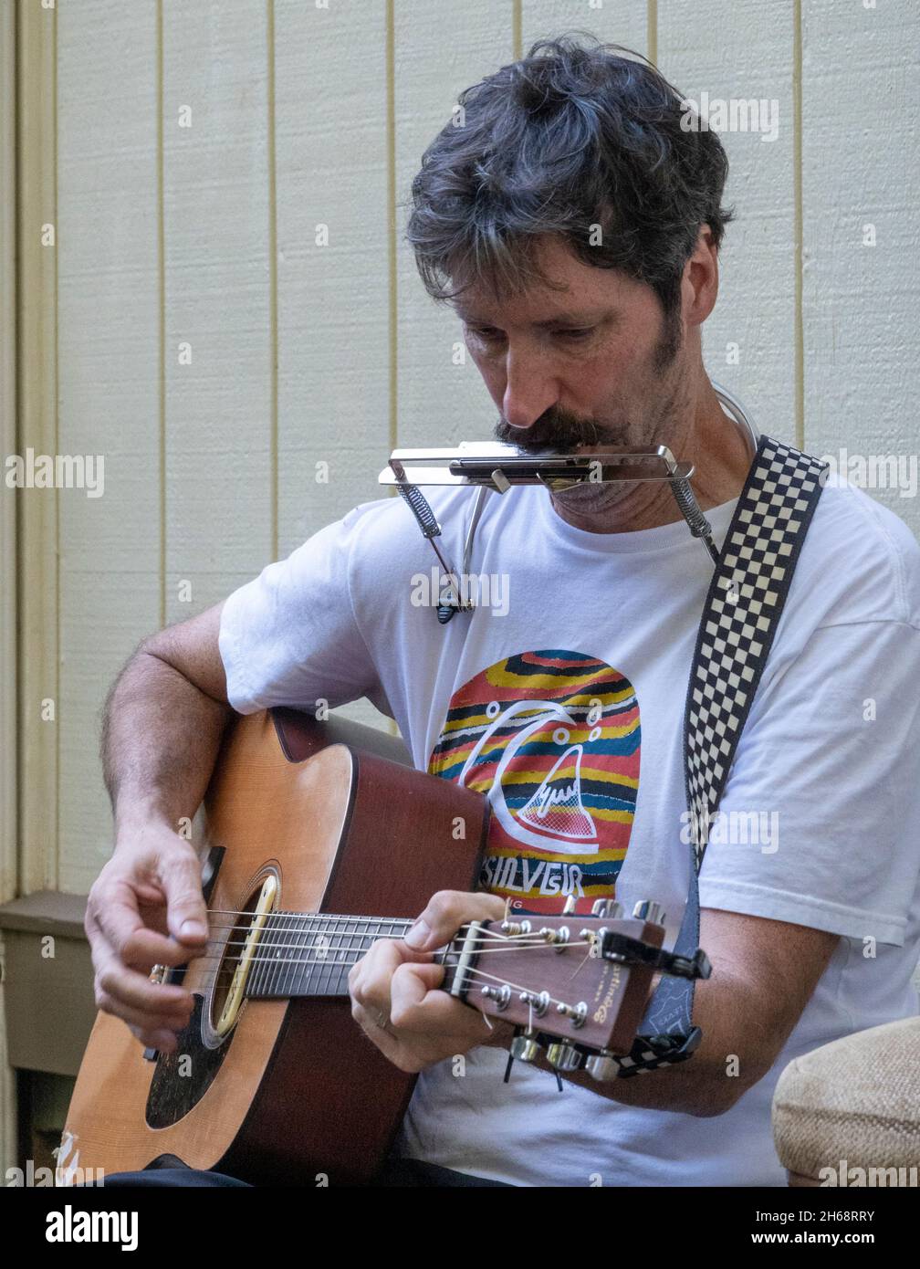 Waikiki, Honolulu, Hawaii - 31 ottobre 2021 - l'uomo suona la chitarra armonica e acustica. Foto Stock