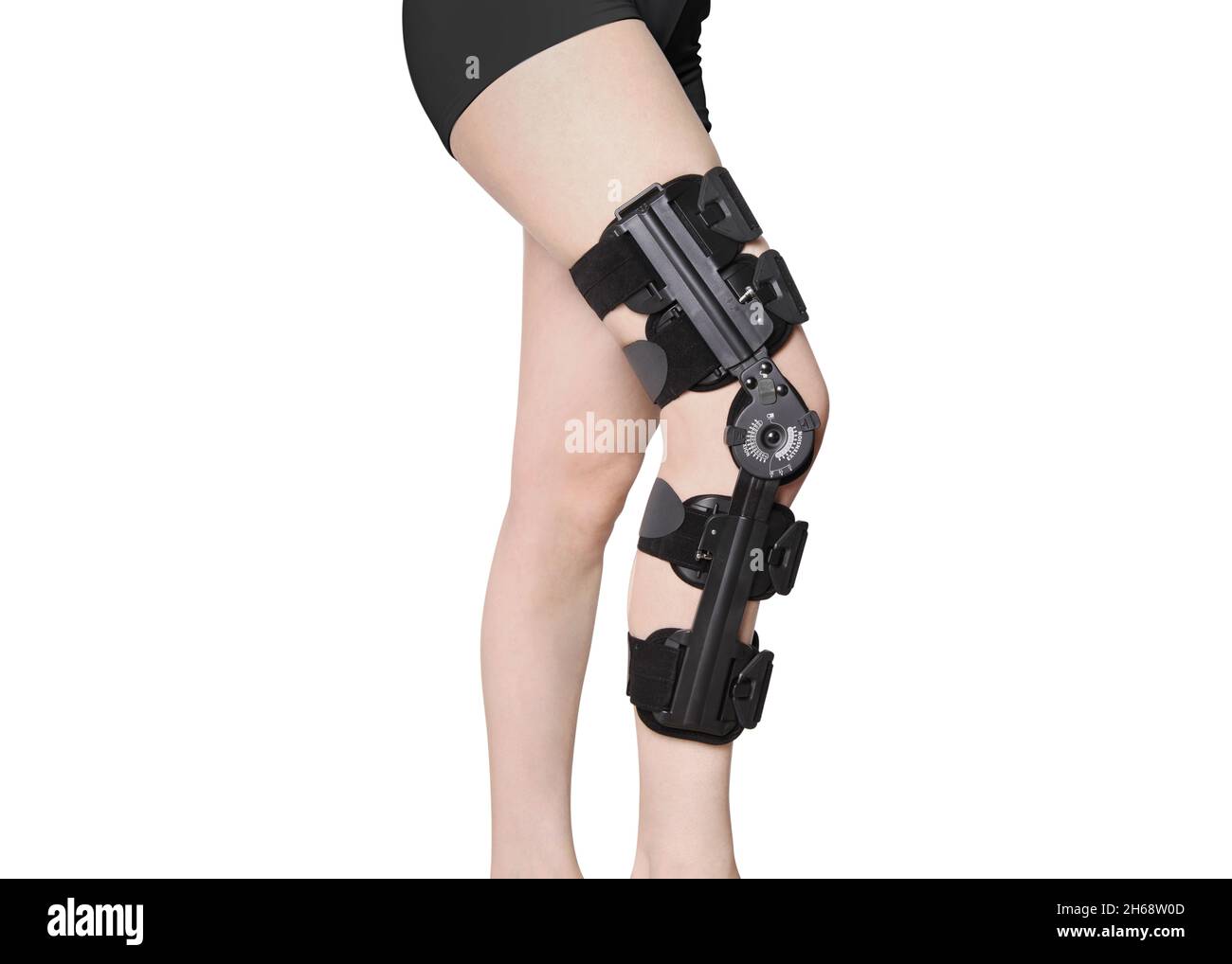 Supporto ginocchia su gamba isolata su sfondo bianco. Anatomica ortopedica. Bretelle  per fissazione del ginocchio, lesioni e dolore. Manicotto per bendaggio  articolazione ginocchio Foto stock - Alamy