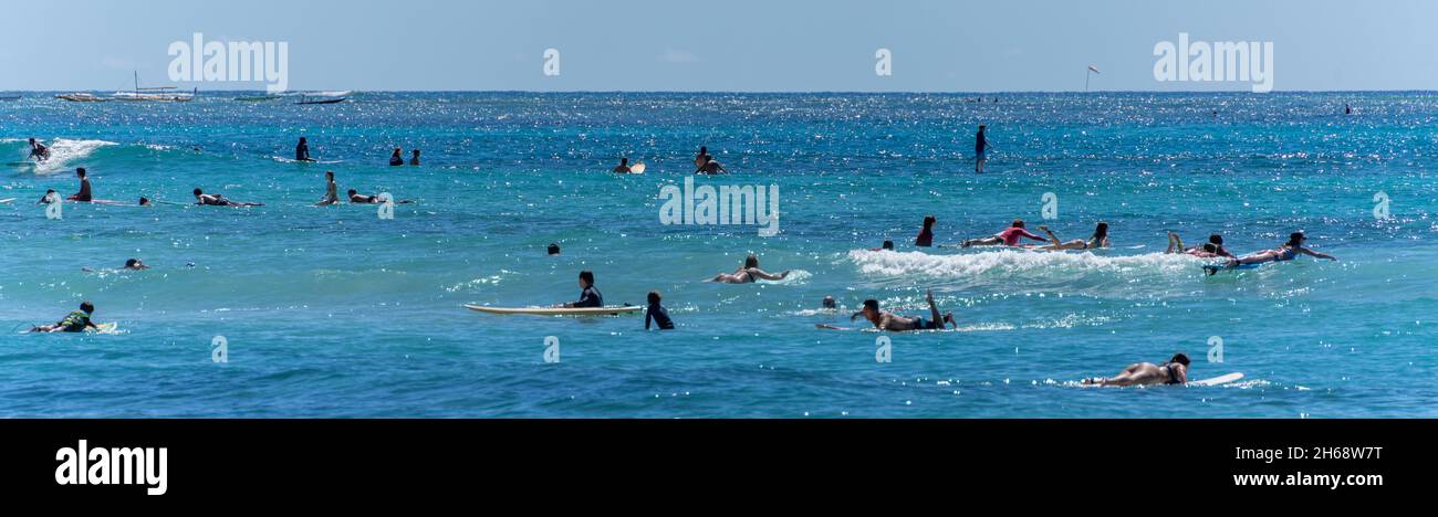 Honolulu, Hawaii - 6 novembre 2021 i ragazzi giovani giocano sulle loro tavole boogey nel surf. Foto Stock