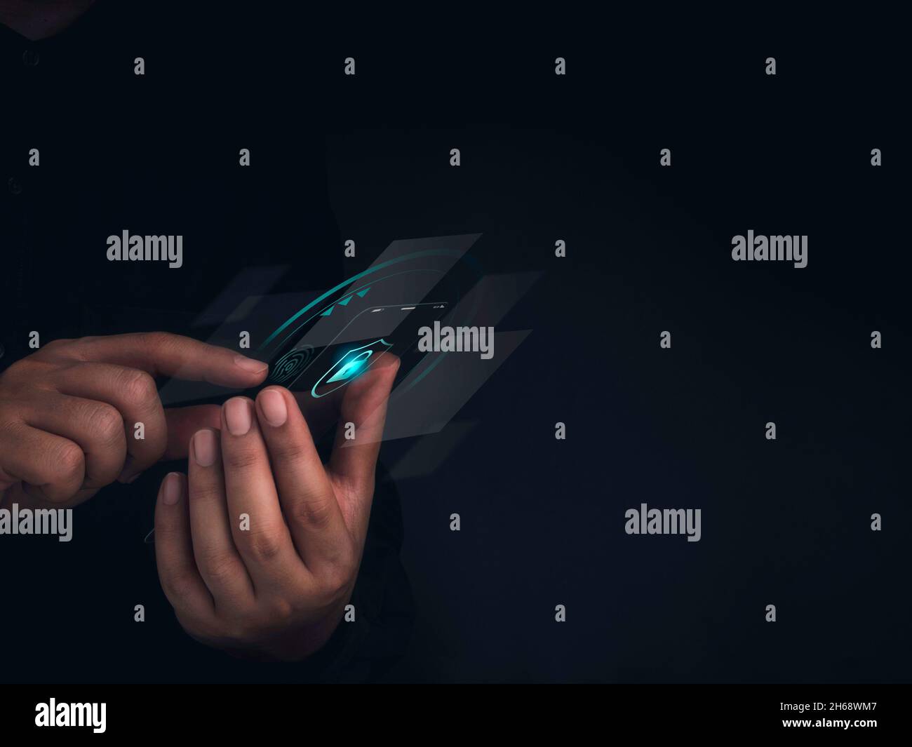 Tecnologia dei dati di sicurezza e privacy personale sul telefono futuro con il concetto di scansione delle impronte digitali. Scudo con icona a forma di lucchetto sullo schermo di futuristico trasparente Foto Stock