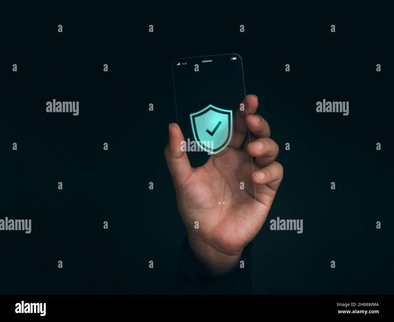 Tecnologia dei dati di sicurezza e privacy personale sul futuro concetto di telefono. Scudo con icona di segno di spunta sul sottile schermo di futuristico trasparente super Foto Stock