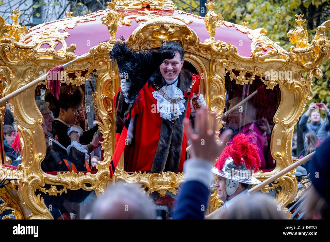 Il neoeletto Lord Mayor di Londra, Alderman Vincent Keaveny, si è recato dal suo allenatore di stato durante il Lord Mayor's Show nella City di Londra, il distretto finanziario e storico della capitale, il 13 novembre 2021, a Londra, Inghilterra. Alderman Vincent Keaveny è stato eletto come il 693 Signore Sindaco della città di Londra. Lo spettacolo risale al XIII secolo, quando il re Giovanni consentì all'antica città di Londra di nominare il proprio sindaco e ogni sindaco appena eletto ha fatto lo stesso viaggio annuale per le strade per oltre 800 anni. Foto Stock