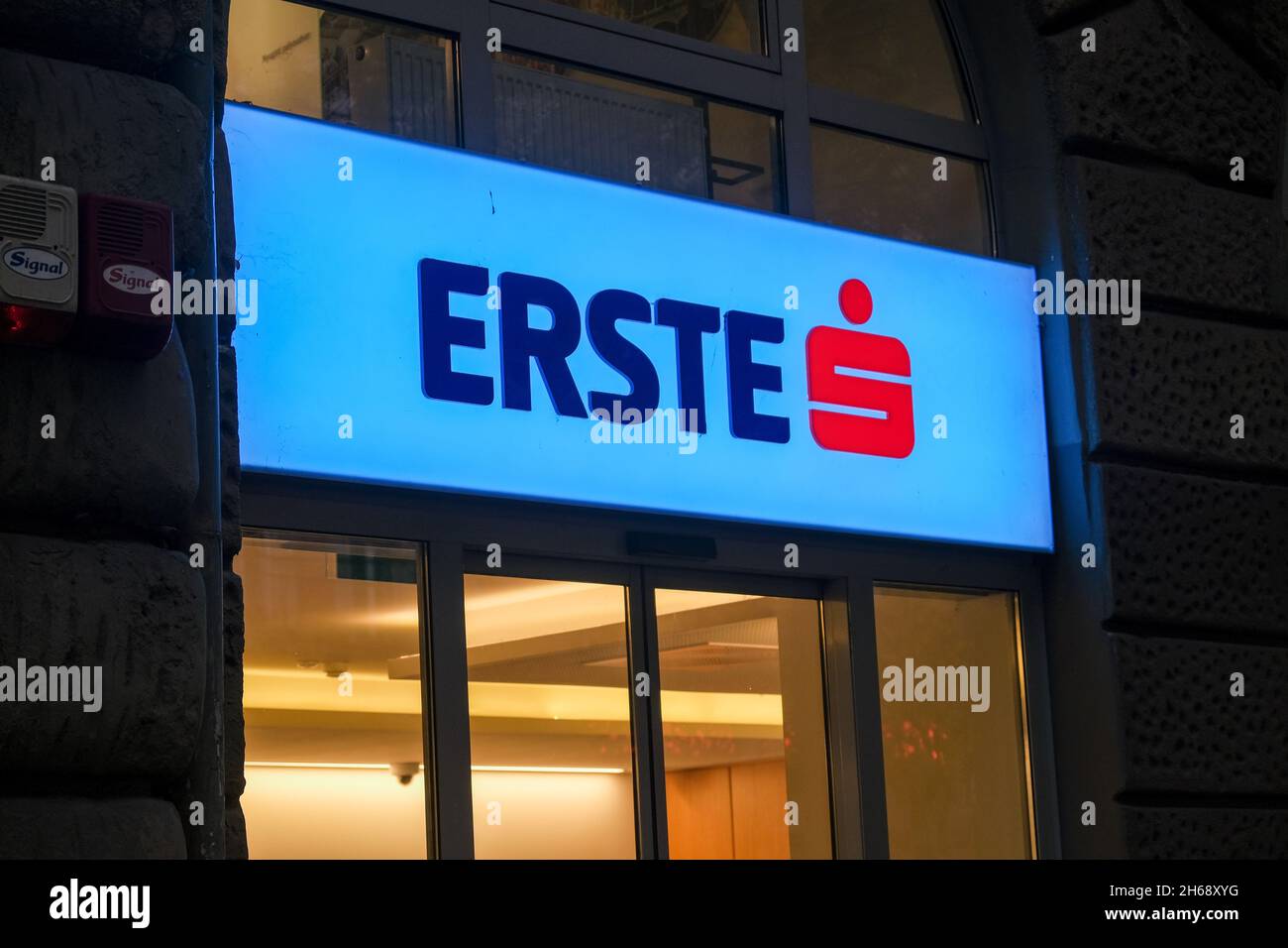 Budapest, Ungheria - 1 novembre 2021: Marchio della società Erste Group Bank, editoriale illustrativo. Foto Stock